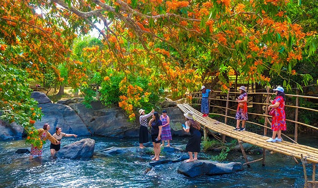 Du khách tham quan suối Tà Má, xã Vĩnh Hiệp (huyện Vĩnh Thạnh). Ảnh: ĐOAN NGỌC 2dl.jpg