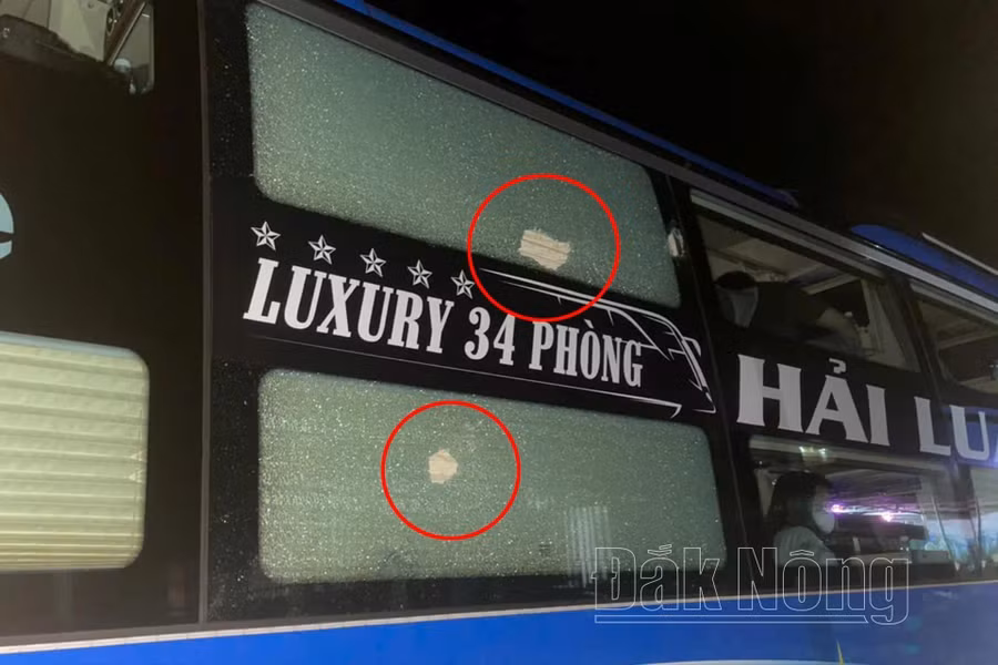 Nhà xe Hải Luân bị ném đá khi đang chạy trên đường Hồ Chí Minh đoạn qua xã Đắk R’la, huyện Đắk Mil.