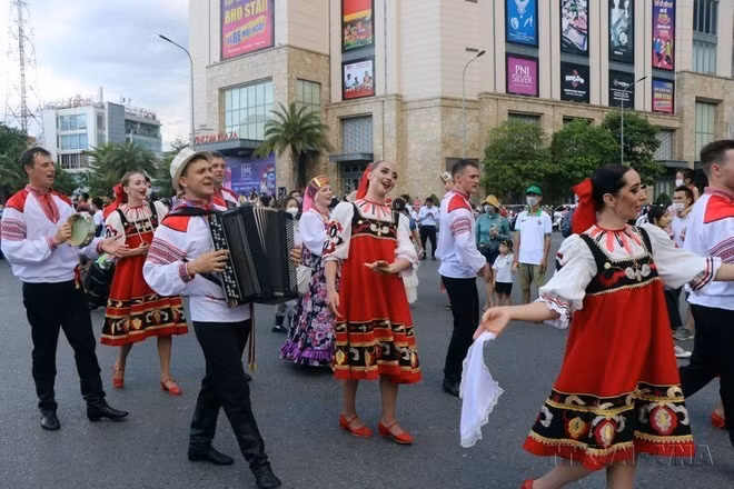 Nghệ sỹ người Nga biểu diễn tại Lễ hội đường phố “Sắc màu văn hóa” ở thành phố Huế trong khuôn khổ Tuần lễ Festival Huế 2022 (26/6/2022). Ảnh: Đỗ Trưởng/TTXVN