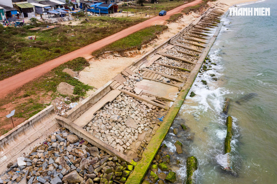 Triều cường hiện đã xâm thực sát đến đường giao thông dân sinh. Nhiều nhà dân ven biển đang bị đe dọa nghiêm trọng. ẢNH: HẢI PHONG