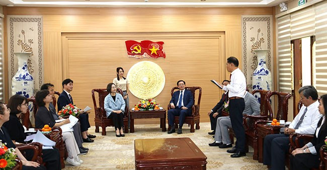 Bí thư Tỉnh ủy tiếp xã giao Đoàn công tác quận Yongsan tại Văn phòng Tỉnh ủy. Ảnh: H.THU 1b.jpg