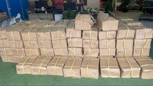 Hàng chục thùng hàng không có nhãn mác, không rõ nguồn gốc xuất xứ. Hàng chục thùng hàng không có nhãn mác, không rõ nguồn gốc xuất xứ.