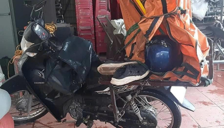 Chiếc xe máy của anh T. sau khi bị sét đánh trúng. ẢNH: B.H Chiếc xe máy của anh T. sau khi bị sét đánh trúng. ẢNH: B.H
