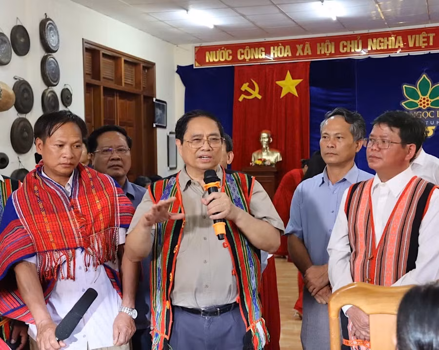 Thủ tướng Chính phủ Phạm Minh Chính định hướng cho người dân, chính quyền địa phương phát triển sâm Ngọc Linh bền vững trong chuyến công tác tại huyện Tu Mơ Rông vào tháng 8-2023