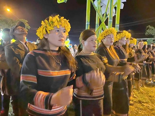 Vào mùa lễ hội dã quỳ - núi lửa Chư Đăng Ya Vào mùa lễ hội dã quỳ - núi lửa Chư Đăng Ya