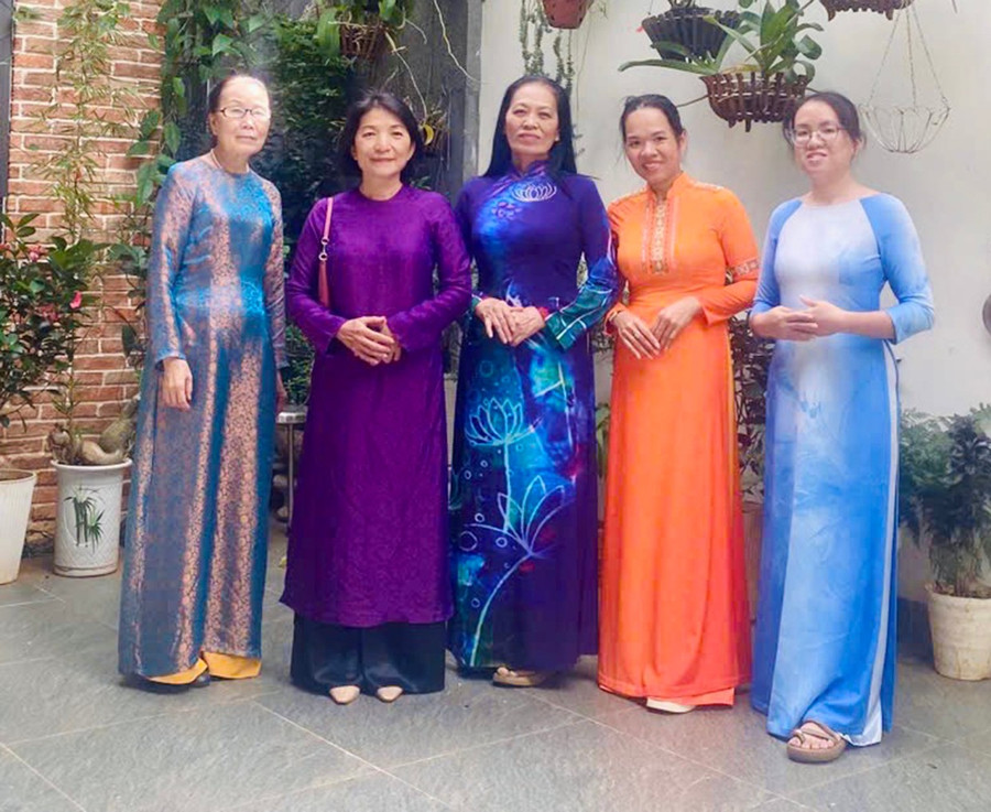 NTK Nguyễn Hạnh cùng các thành viên CLB Áo dài Sống Xanh Pleiku và 2 học viên câm điếc tại lớp học may áo dài miễn phí. Ảnh: N.H 3.jpg