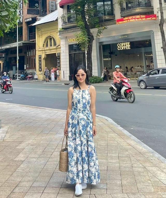 Chiếc đầm maxi hai dây gợi cảm, khoe trọn bờ vai mềm mại và đường cong uyển chuyển, nổi bật với sắc xanh mát như làn gió mùa hè. ẢNH: YV LE&CO Chiếc đầm maxi hai dây gợi cảm, khoe trọn bờ vai mềm mại và đường cong uyển chuyển, nổi bật với sắc xanh mát như làn gió mùa hè. ẢNH: YV LE&CO