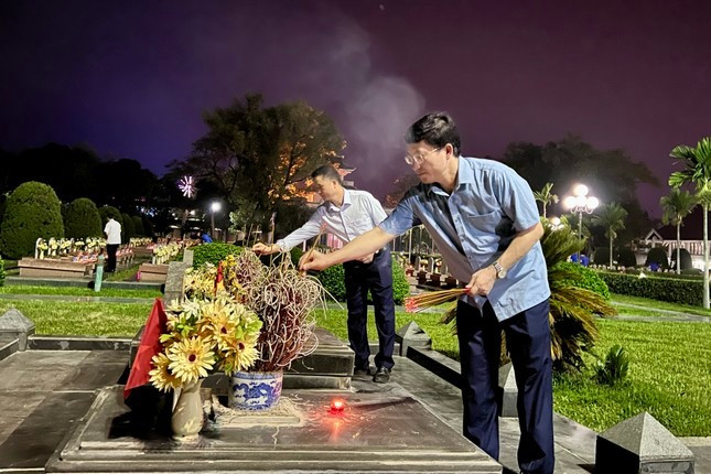 Đồng chí Mùa A Vàng thắp hương tại phần mộ liệt sĩ. Đồng chí Mùa A Vàng thắp hương tại phần mộ liệt sĩ.