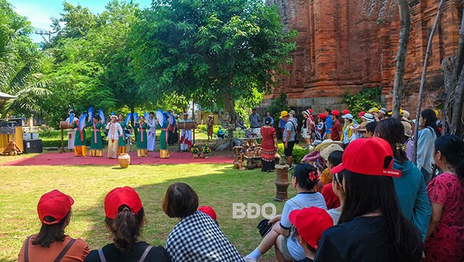 Di tích tháp Đôi là một trong những điểm dừng chân để du khách tham quan khi đi trên chuyến tàu hỏa du lịch miễn phí xuất phát từ ga Quy Nhơn đến ga Diêu Trì. Ảnh: ĐOAN NGỌC 3dulich.jpg