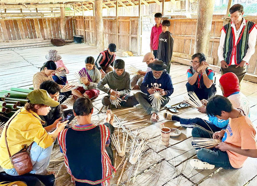 Người dân các làng xã Hà Đông (huyện Đak Đoa)-thuộc vùng đệm Vườn quốc gia Kon Ka Kinh được học nghề truyền thống để tạo sinh kế bền vững. Ảnh: H.N 3hn.jpg