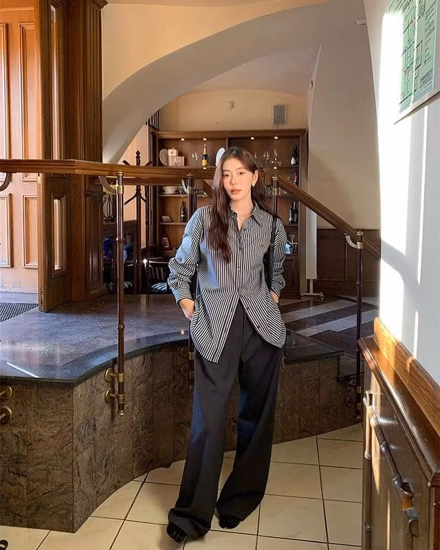 Một trong những cách phối đồ được yêu thích nhất hiện nay là kết hợp áo sơ mi với quần ống rộng. ẢNH: @OF.MEII