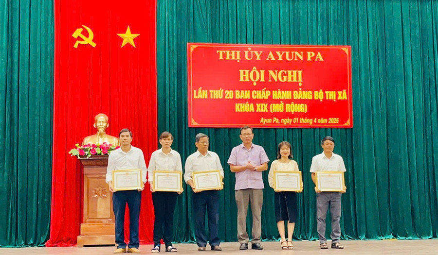 Thầy Trần Văn Chuyền (bìa trái) và anh Đỗ Văn Huy (bìa phải) được Ban Thường vụ Thị ủy Ayun Pa tặng giấy khen “Hoàn thành xuất sắc nhiệm vụ” 5 năm liền (2019-2023). Ảnh: V.C 11bg-chi.jpg