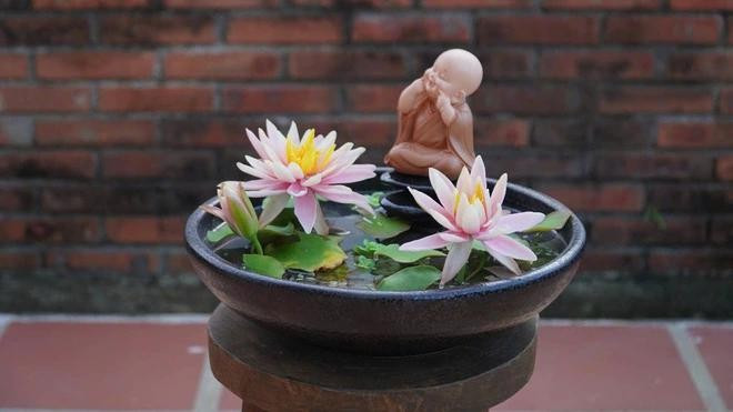 Để tạo nên những mẫu hoa đất sét hoàn chỉnh phải trải qua nhiều công đoạn. ẢNH: NVCC Để tạo nên những mẫu hoa đất sét hoàn chỉnh phải trải qua nhiều công đoạn. ẢNH: NVCC
