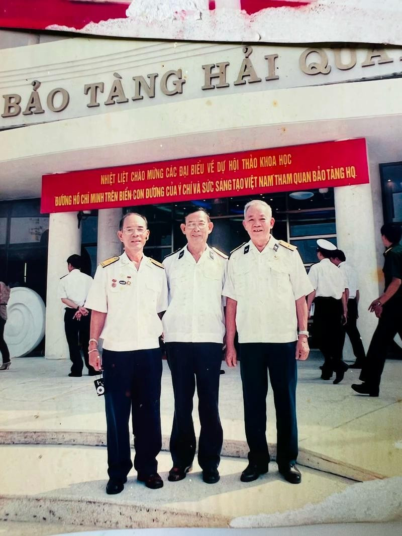 Thuyền trưởng Nguyễn Xuân Thơm (bên trái) và Thuyền trưởng Nguyễn Văn Đức (bên phải) cùng Thuyền trưởng tàu 675 Phạm Duy Tam chụp ảnh lưu niệm trong lần thăm Bảo tàng Hải quân. trinhsatdd.jpg