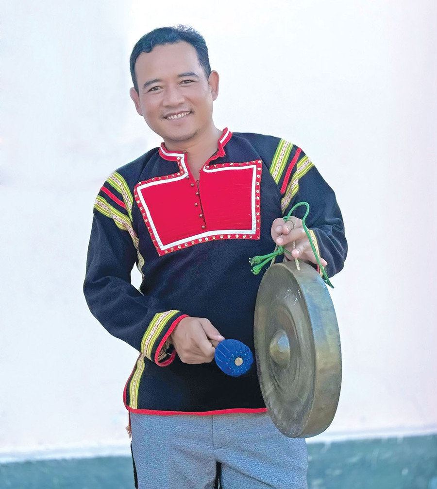 Anh Ksor Mang có nhiều đóng góp trong việc gìn giữ và phát huy giá trị văn hóa truyền thống của dân tộc Jrai. Ảnh: L.H 1lachadd.jpg