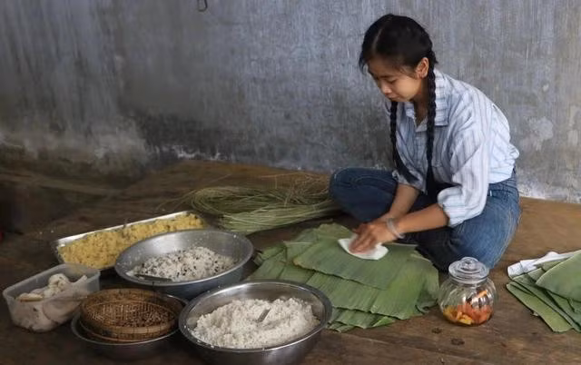 Nhà Thơ gói bánh tét đón tết. ẢNH: KIM NGỌC NGHIÊN