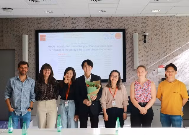 Tô Minh Nhật (giữa) tốt nghiệp tiến sĩ hàng không tại Viện Hàng không và vũ trụ quốc gia Pháp. ẢNH: NVCC