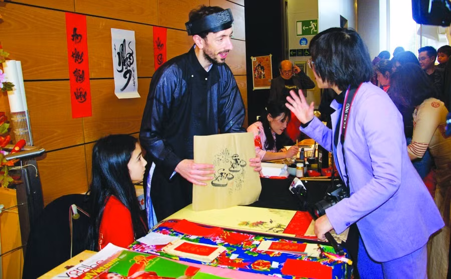 Thầy thư pháp Jean- Sebástien Grill (Pháp) cho chữ và biểu diễn viết bức thư pháp khổng lồ trong Tết Việt tại Bỉ