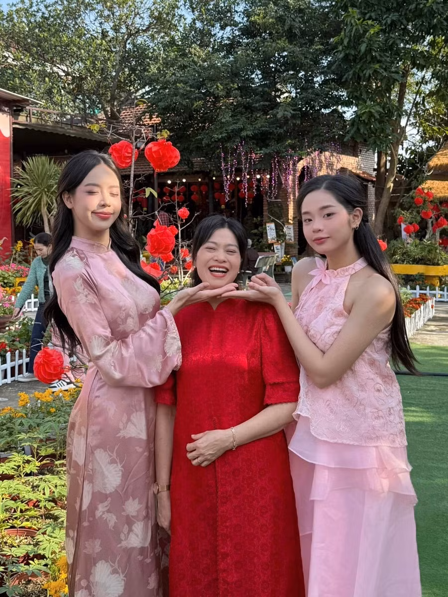 Hoa hậu Thanh Thủy cùng bố mẹ và em gái mặc áo dài đi du xuân ngày Mùng 1 Tết.