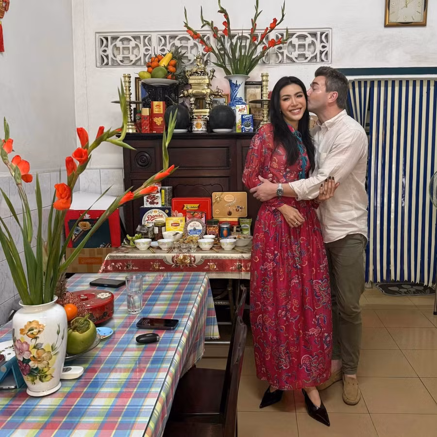 Người mẫu Minh Tú mặc áo dài, cùng chồng Tây đón Tết ở quê ngoại.