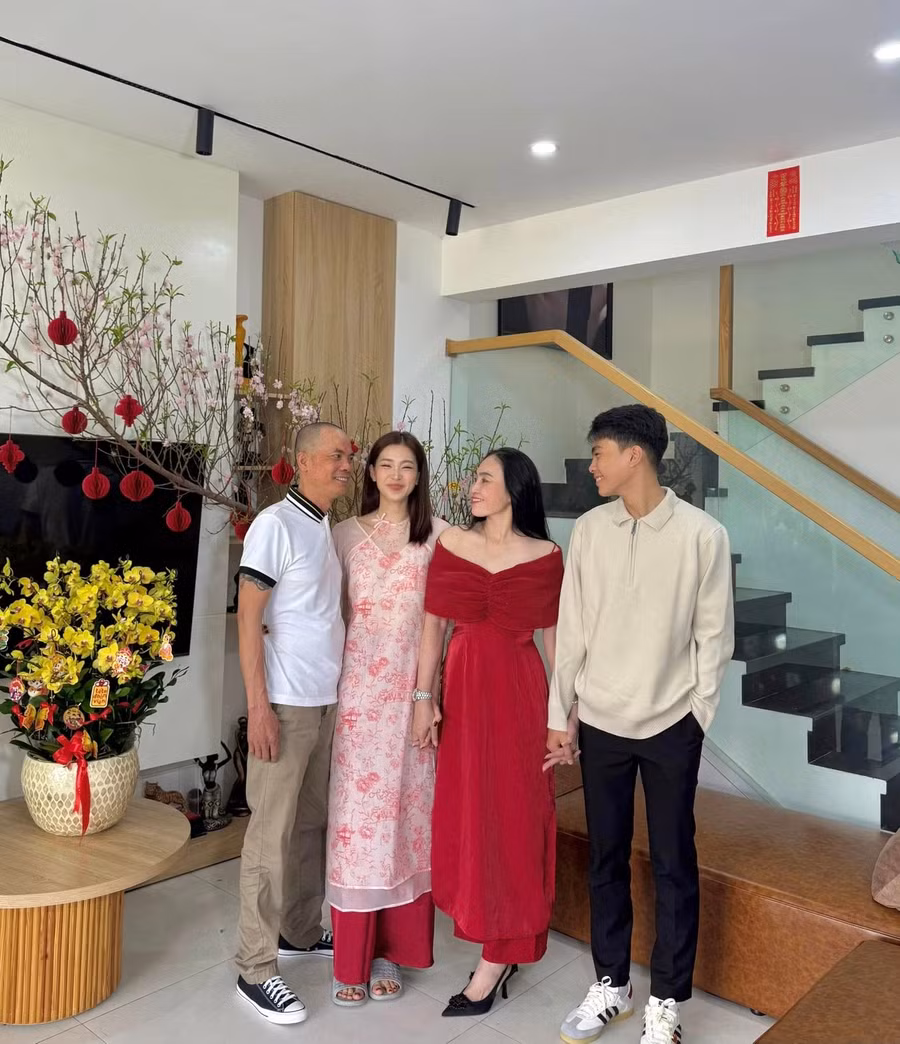 Sau lịch trình bận rộn với bộ phim Tết Bộ tứ báo thủ, hoa hậu Tiểu Vy trở về Đà Nẵng đoàn tụ cùng gia đình đón năm mới.