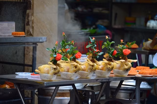 Gà luộc xếp cánh tiên, một hình ảnh quen gặp trong cỗ tết. ẢNH: THIÊN Ý