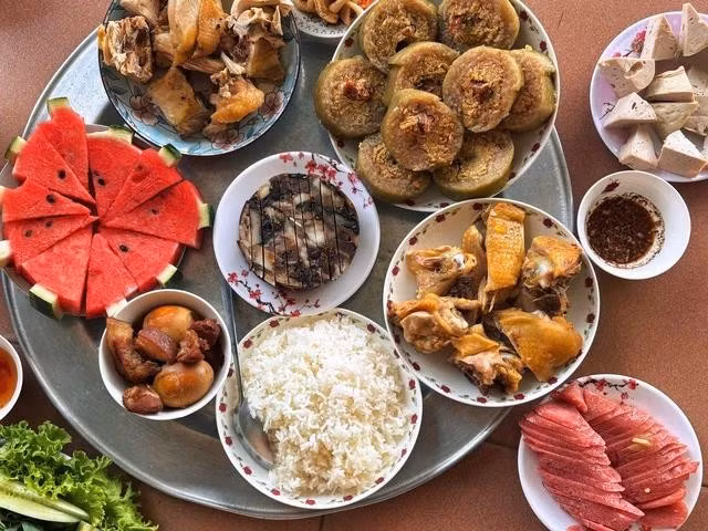 Mâm cơm ngày tết có cả món ăn đặc trưng hai miền Bắc - Nam. ẢNH: AN MIÊN