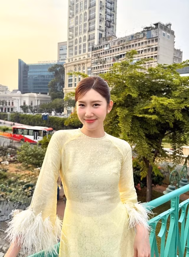 Thúy Ngân khoe vẻ đẹp rạng ngời