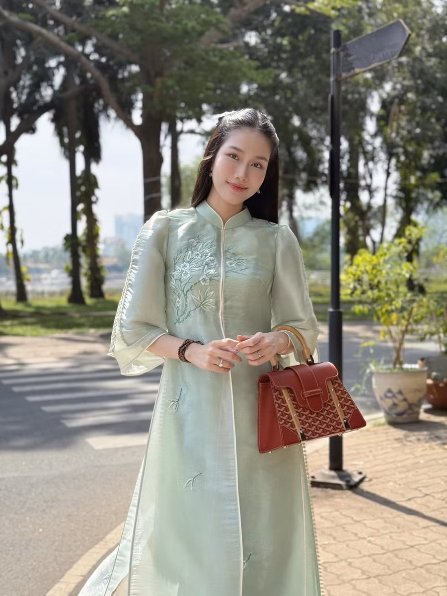 Á hậu Phương Anh cùng chồng tiến sĩ mặc áo dài du xuân trong ngày đầu năm mới. Á hậu 1 Hoa hậu Việt Nam 2020 đang bận rộn học tiến sĩ và làm giảng viên tại Đại học RMIT.