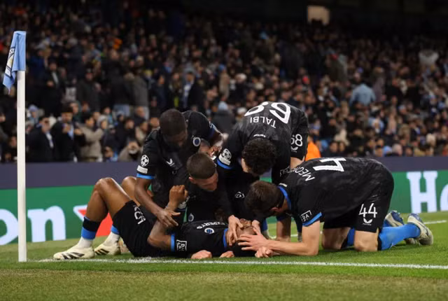 Onyedika (nằm) trong vòng tay đồng đội sau bàn mở tỉ số cho Club Brugge cuối hiệp 1