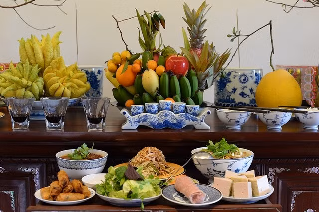 Ngày tết, ban thờ là không gian được chăm chút, trang hoàng cẩn trọng trong mọi gia đình Việt. ẢNH: THIÊN Ý