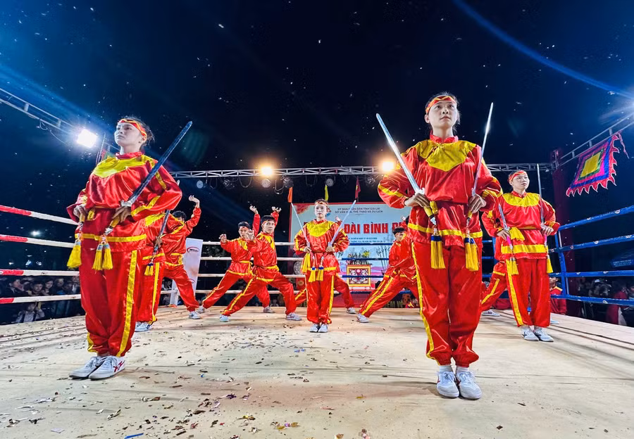 Biểu diễn võ cổ truyền trong Đêm Võ đài Bình Định. Ảnh: Linh Đan