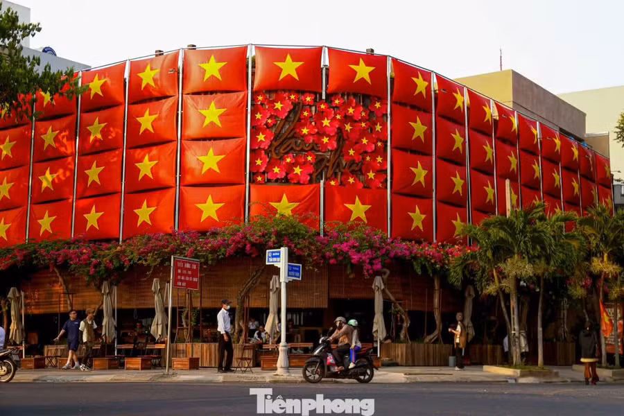 Những 'tọa độ check-in' rợp bóng cờ hoa thu hút bạn trẻ Đà Nẵng dịp 30/4 ảnh 7