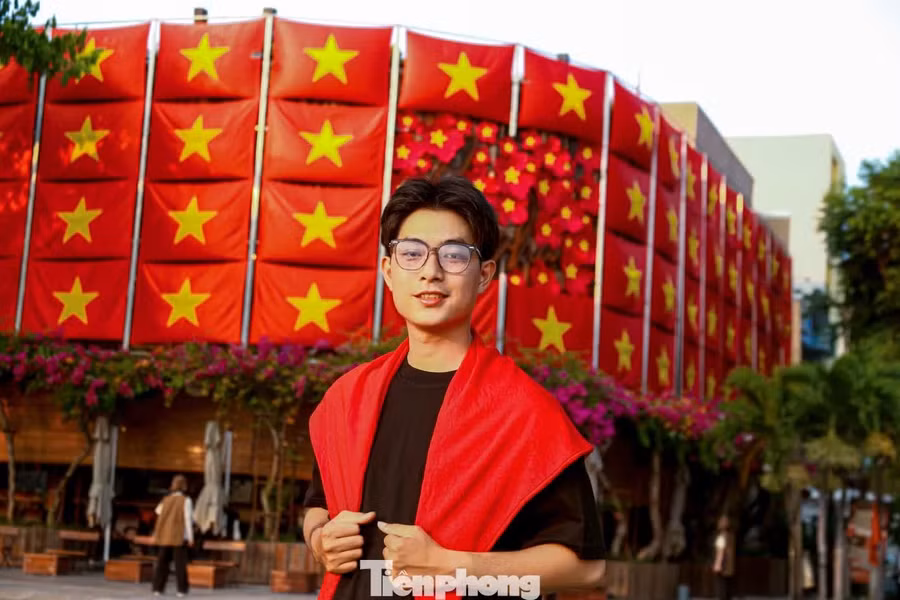 Nhiều bạn trẻ cầm lá cờ Tổ quốc, ghi lại những khoảnh khắc rực rỡ trong không gian ngập tràn sắc đỏ dịp lễ. Những bức ảnh giản dị giàu cảm xúc, thể hiện niềm tự hào và tinh thần hướng về ngày 30/4.