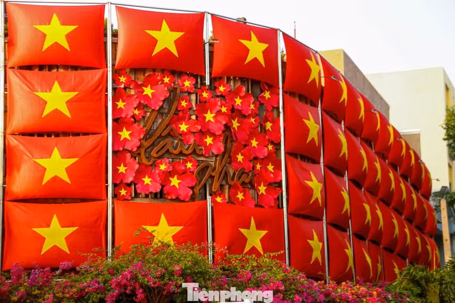 Tại một nhà hàng trên đường Trần Hưng Đạo, không gian được phủ kín sắc đỏ của cờ Tổ quốc, nổi bật với hình ảnh cờ đỏ sao vàng trang trí rực rỡ, đẹp mắt.