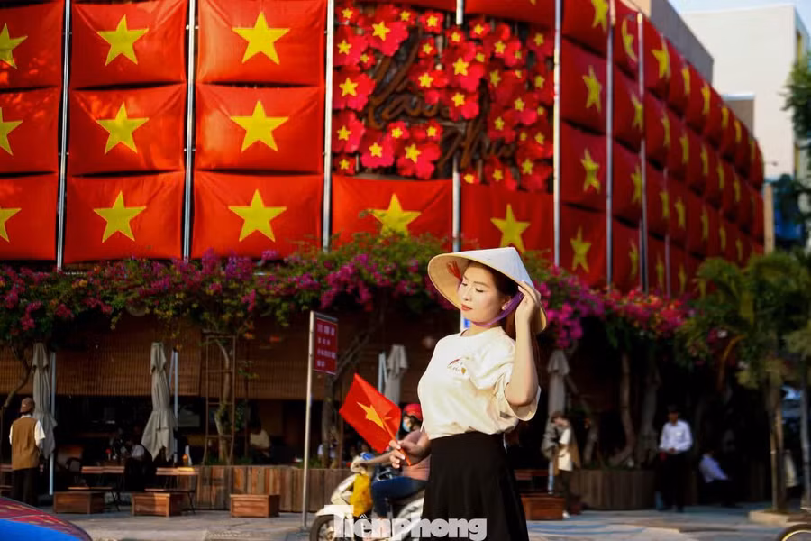 Nhiều bạn trẻ cầm lá cờ Tổ quốc, ghi lại những khoảnh khắc rực rỡ trong không gian ngập tràn sắc đỏ dịp lễ. Những bức ảnh giản dị giàu cảm xúc, thể hiện niềm tự hào và tinh thần hướng về ngày 30/4.