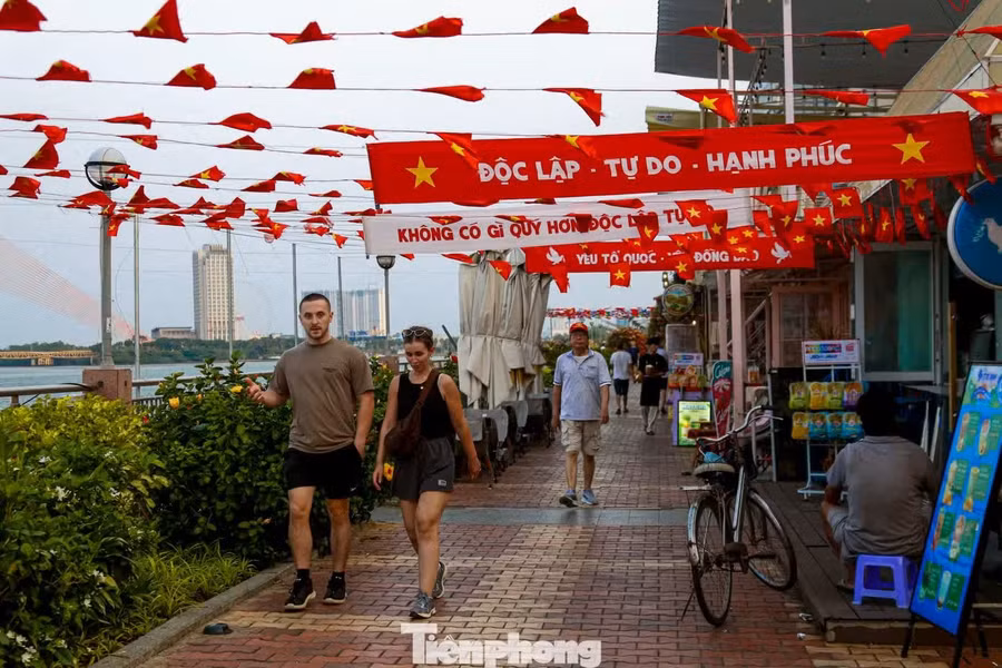 Từ những lá cờ nhỏ treo dọc lối đi, những bức tường phủ kín hình ảnh mang màu sắc lịch sử, đến các tiểu cảnh được dàn dựng công phu, tất cả góp phần tạo nên một không gian vừa gần gũi, vừa thiêng liêng.