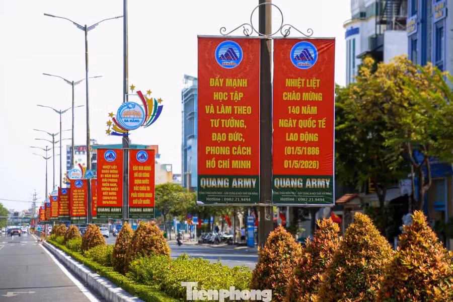 Các tuyến đường được trang trí pano, áp phích rực rỡ, góp phần tạo nên diện mạo khang trang, lan tỏa không khí hân hoan chào mừng ngày lễ trên khắp thành phố.