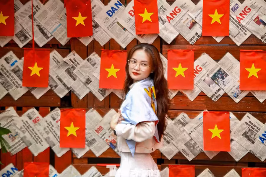 Những 'tọa độ check-in' rợp bóng cờ hoa thu hút bạn trẻ Đà Nẵng dịp 30/4 ảnh 4