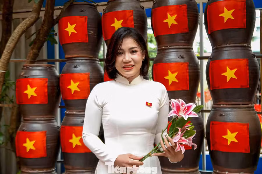 Chị Mạch Thị Ý Lan, du khách đến từ Lâm Đồng chia sẻ: “Năm nay tôi chọn Đà Nẵng làm điểm đến nghỉ lễ. Đi đến đâu cũng bắt gặp các quán cà phê được trang trí đẹp mắt, nhiều góc chụp mang đậm không khí 30/4. Chỉ cần mặc áo dài hoặc trang phục đơn giản là đã có thể lưu lại những bức ảnh rất ý nghĩa”.