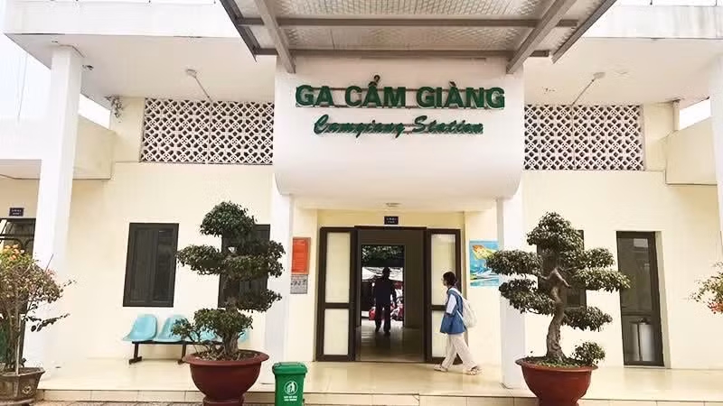 Cửa ra vào ga Cẩm Giàng.