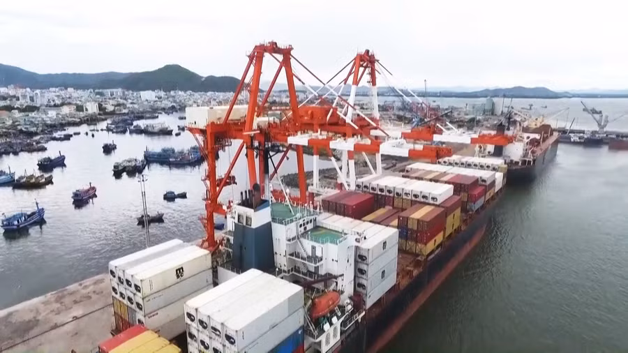 Cảng Quy Nhơn có khả năng tiếp nhận tàu trọng tải đến 50.000 DWT. Ảnh: Phan Tuấn