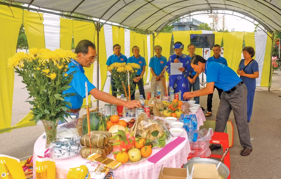 Người dân tổ 7B, 7A của khu phố 1 (phường Quy Nhơn Đông) cùng nhau tổ chức Giỗ Tổ Hùng Vương, thể hiện sự gắn kết cộng đồng. Ảnh: Đoan Ngọc