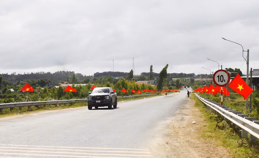 Tuyến đường Trường Sơn Đông mang lại diện mạo mới cho các buôn, làng tại xã Ia Pa. Ảnh: Nguyên Hương