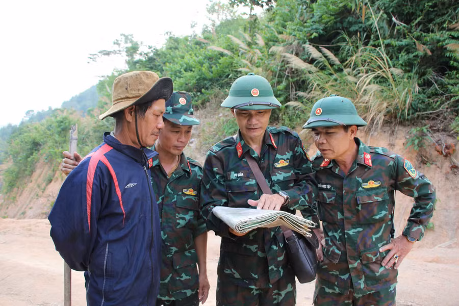 Người dân hỗ trợ cung cấp thông tin cho Đội Quy tập mộ liệt sĩ Quân đoàn 34 tại khu vực hang đá núi Chư Pa - Ia Kreng (xã Ia Ly). Ảnh: Đồng Lai
