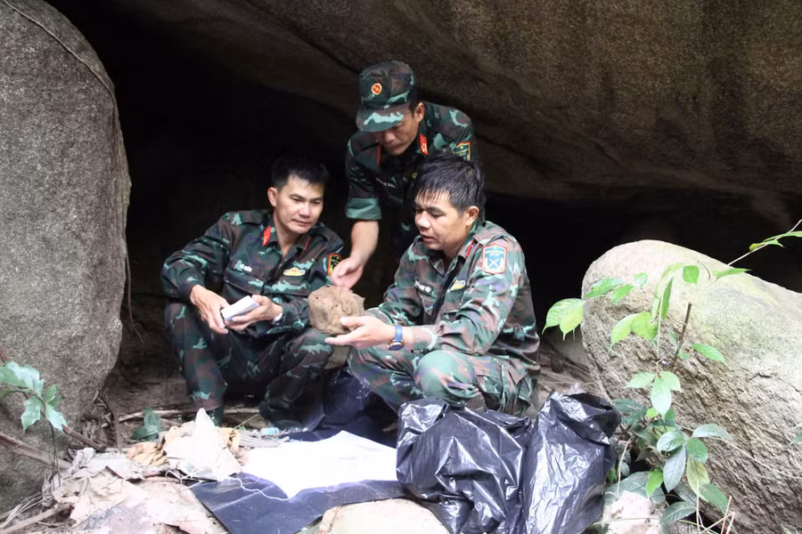 Thiếu tá Nguyễn Văn Tiệp (bìa phải) cùng đồng đội tham gia tìm kiếm, cất bốc hài cốt liệt sĩ tại khu vực núi Chư Pa - Ia Kreng.