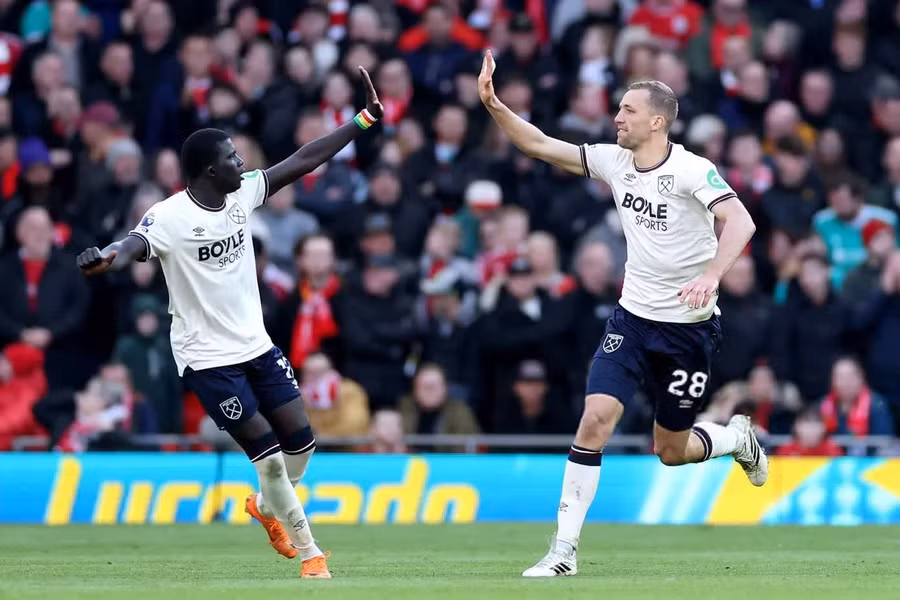 West Ham đang nắm lợi thế ở cuộc đua trụ hạng