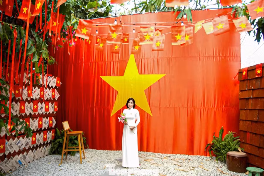 Những 'tọa độ check-in' rợp bóng cờ hoa thu hút bạn trẻ Đà Nẵng dịp 30/4 ảnh 3