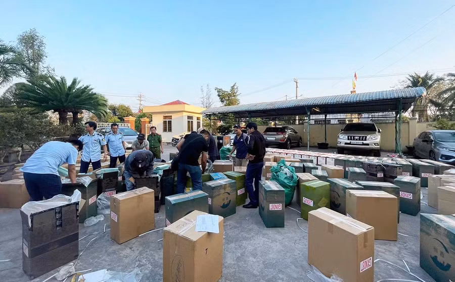 Lực lượng chức năng kiểm đếm số thuốc lá điếu ngoại nhập lậu bắt giữ ngày 2-4 tại Trạm kiểm soát giao thông Tuy Phước. Ảnh: Văn Tú