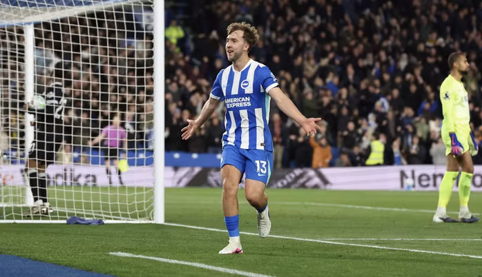 Jack Hinshelwood ghi bàn thứ nhì sau pha phản công thần tốc